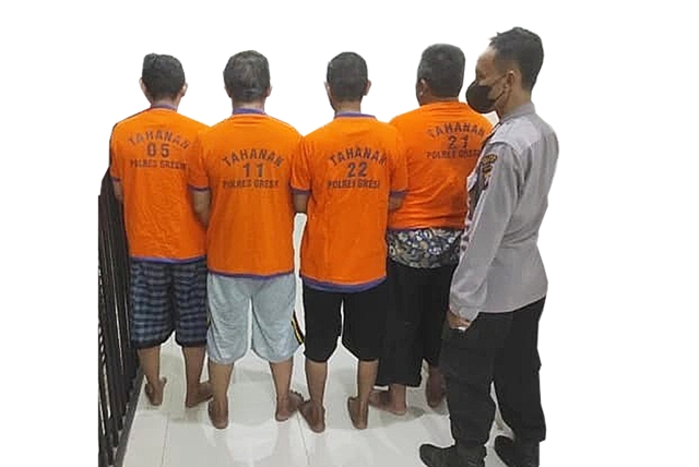 PENAHANAN: Keempat tersangka kasus penistaan agama saat ditahan di Rutan Mapolres Gresik. (Ist/Radar Gresik)