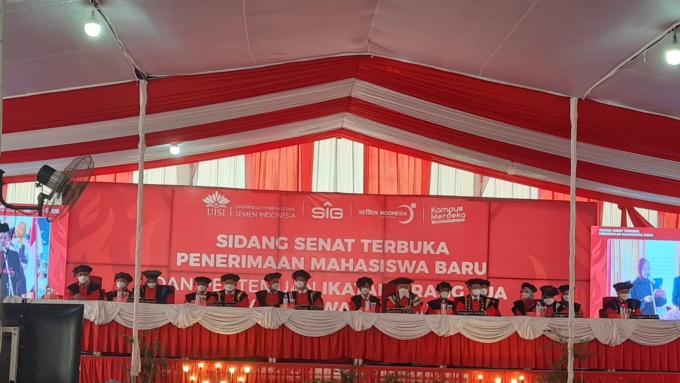 SIDANG SENAT TERBUKA : Universitas Internasional Semen Indonesia (UISI) menyelenggerakan kegiatan sidang senat  terbuka dengan agenda Pengukuhan 425 Mahasiswa baru Tahun Akademik  2022-2023 dan pembukaan kelas profesional yang diperuntukkan bagi pekerja .