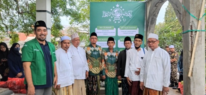 Pengurus MWC NU Gresik berziarah ke makam Muassis NU dalam rangka hari santri. (Rir/Radar Gresik)
