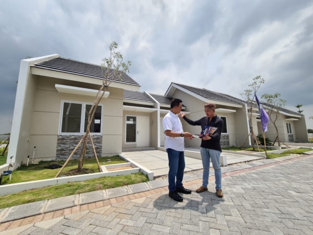 Optimis : Head Of Region II AKR Land Ronny E Mongkar (kiri) ditemani Head Marketing AKR Land, Charlie menunjukkan produk terbarunya. (Ist./Radar Gresik)
