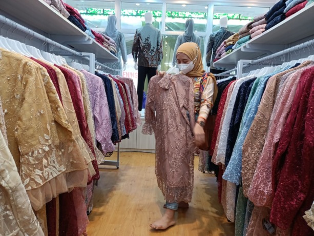 SUDAH DISERBU LANGGANAN: Salah satu customer fashion Merlyana Kumalasara saat berbelanja di Indah Bordir Gresik, kemarin (1/10). (LARISSA/RADAR GRESIK)