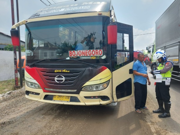 MELAWAN ARUS : Anggota unit Patroli Satlantas Polres Gresik saat melakukan penindakan terhadap bus yang ugal - ugalan di kecamatan Duduksampeyan, Senin (17/10).  (Ist./Radar Gresik)