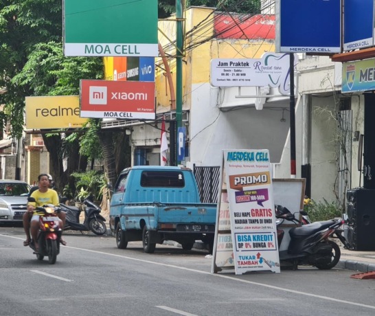 Ganggu Pengendara : Papan promosi yang ditempatkan dibahu jalan selain menganggu ketertiban juga membahayakan pengguna jalan. (Ist./Radar Gresik)