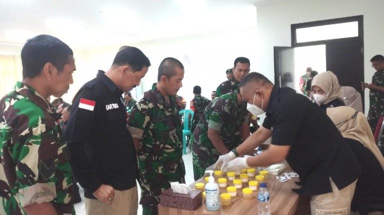 TES URINE : Kasdim 0817/Gresik Mayor Inf Sugeng Riyadi didampingi Kepala BNNK Gresik AKBP Kartono saat meninjau langsung tes urine bagi anggota Kodim 0817/Gresik yang dilakukan secara dadakan di Makodim Gresik. (Ist/Radar Gresik)
