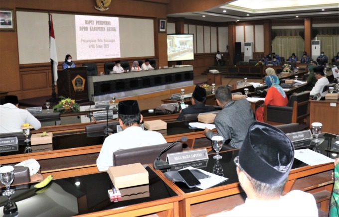 PAPARAN: Pemkab Gresik saat menyampaikan nota R-APBD 2023 dalam rapat paripurna DPRD Gresik, beberapa waktu lalu. (Rofiq/radar gresik)