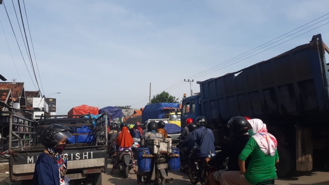 MACET : Kondisi macet di Jalan Raya Duduksampeyan akibat banyaknya kendaraan besar melawan arus. (Ist/Radar Gresik)