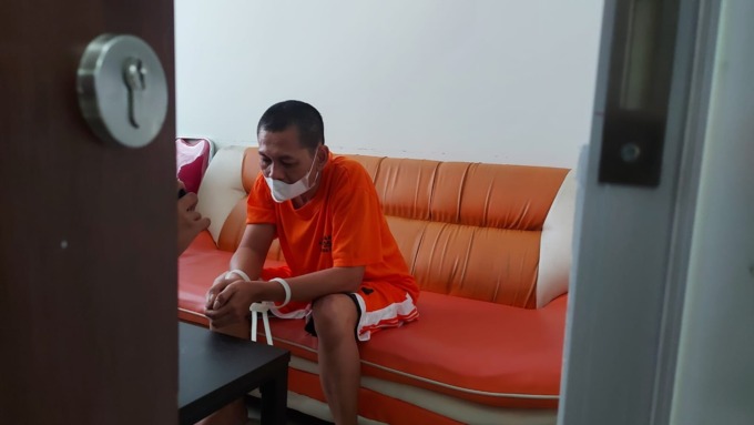 DIAMANKAN: Tersangka Warisman saat diamankan anggota Unit PPA Polres Gresik. (Yudhi/Radar Gresik)