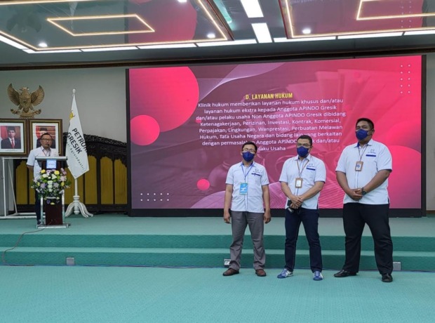 BANTUAN HUKUM: Ketua Apindo Gresik, Alfan Wahyudin memperkenalkan tim klinik hukum yang akan memberikan bantuan hukum pada seluruh anggkta Apindo Gresik. (Ist./Radar Gresik)