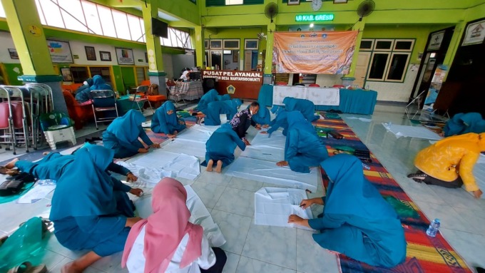 INDUSTRI KREATIF: Para ibu-ibu PKK sedang mengikuti pelatihan membatik yang digelar oleh Pemdes Manyar Sidomukti bersama Cargill Gresik.  (VITA/RADAR GRESIK)