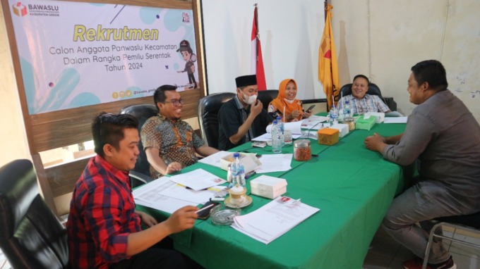 WAWANCARA: Komisioner Bawaslu Gresik saat melakukan tes wawancara kepada calon anggota Panwascam. (Ist./Radar Gresik)