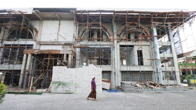 DIPERCEPAT: Pembangunan Gedung MUI di komplek Masjid Agung Gresik terus dikebut. (Rofiq/Radar Gresik)
