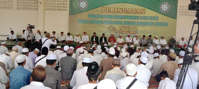 HIKMAH: Pengurus Yayasan Makam Maulana Malik Ibrahim bersama jamaah saat pelaksanaan maulud Nabi Besar Muhammad SAW.  (Ist./Radar Gresik)