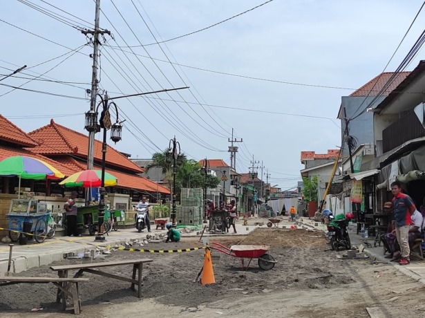 KEBUT: Para pekerja sedang melakukan pavingisasi di Depan Makam Maulana  Malik Ibrahim, Kamis (6/10).  (IIst./Radar Gresik)