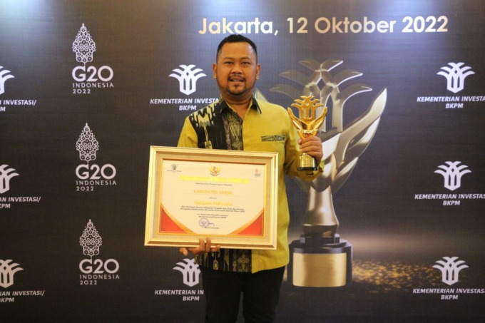 Bupati Gresik Fandi Akhmad Yani menerima : Penghargaan Layanan Investasi Terbaik se-Indonesia (Dok/Radar Gresik)