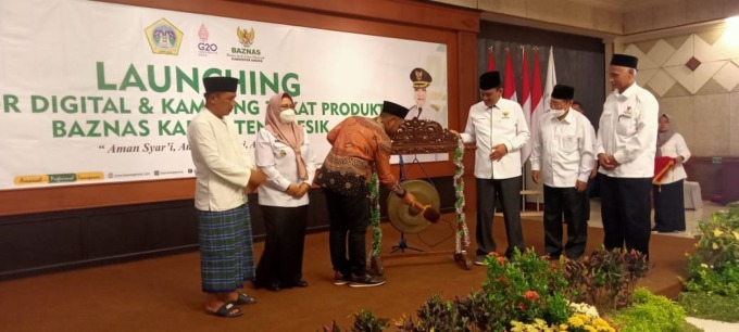 LAUNCHING: Bupati Gresik Fandi Akhmad Yani bersama jajarannya meresmikan Kantor Digital dan Kampung Zakat Produktif  di ruang Aula Mandala Bhakti Praja, Pemkab Gresik, Rabu (19/10).