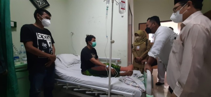MENJENGUK: Bupati Gresik Fandi Akhmad Yani saat menjenguk Refo salah satu pasien asal Gresik menjadi korban Kerusuhan Kanjuruhan di RSI Unisma Malang. (Dok/Radar Gresik)