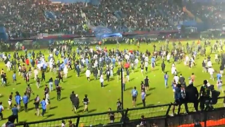 MENCEKAM: Kepolisian terus menyemprotkan gas air mata ke supporter Arema. (JAWA POS/ISTIMEWA)