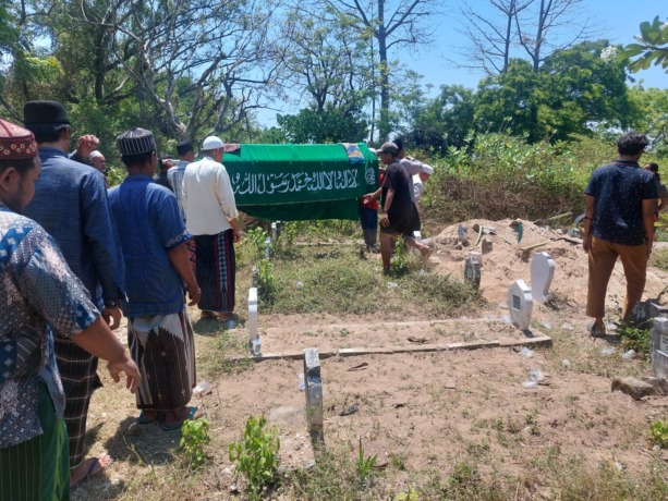 DIMAKAMKAN: Jenazah Hidayatus Tsaniyah saat dimakamkan di Taman Pemakaman Umum (TPU) Desa Pangkahkulon, Kecamatan Ujungpangkah. (yudhi/radar gresik)