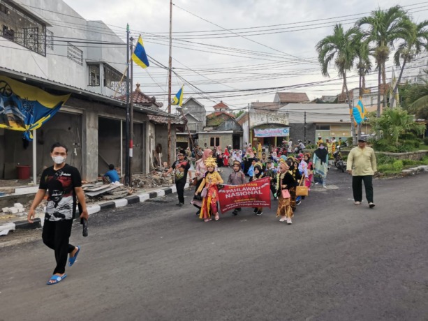 ANTUSIAS : Seluruh siswa-siswi SD YIMI antusias mengikuti acara kirab dalam rangka memperingati Hari pahlawan 10 November