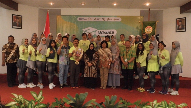 RESMI MENJADI ALUMNI BUGAR ACADEMY :  24 peserta bugar academy setelah diwisuda dan berfoto bersama Direktur RS Grha Husada, dr Edwin Hafiz,  Vice President CSR PT Petrokimia Gresik yang diwakili oleh Staf Muda 1 Departemen CSR PT Petrokimia Gresik, Rochm