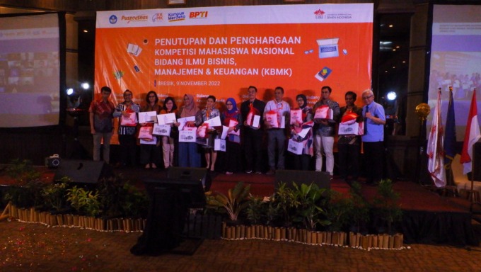 CINDERAMATA : Plt. Pusat Prestasi Nasional dan Kepala Balai Pengembangan Talenta Indonesia,  Asep Sukmayadi, S.Ip   memberikan sertifikat kepada seluruh dewan juri atas pertisipasinya dalam menyeleksi pemenang ajang Kompetisi Mahasiswa Nasional Bidang Ilm