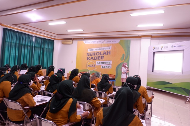 PENANGANAN TEPAT : dr Silvy Ahmada dari RS Grha Husada memberikan materi edukasi kesehatan kepada 32 kader kampung sehat mengenai kondisi kegawatdaruratan pada anak. (Nov/Radar Gresik)