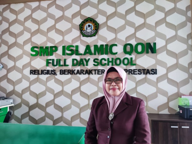 Dra. Sholihah, Kepala SMP Islamic Qon. (Riri/Radar Gresik)