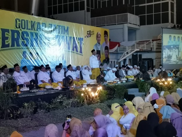 SAMBUTAN: Ketua DPD Golkar Jatim M. Sarmuji saat menyampaikan sambutan pada kegiatan Golkar Jatim Bersholawat di WEP Gresik. Rofiq/Radar Gresik