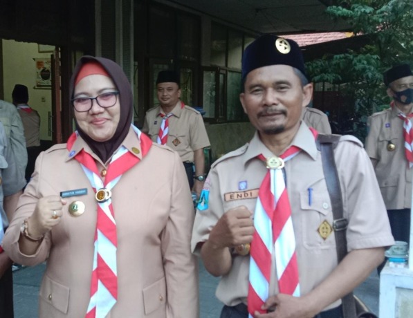 Pengabdian Seorang Guru di Pelosok Desa , Endi Berhasil Antarkan MI Nurul Huda Menjadi Madrasah Digital. (Ist./Radar Gresik)