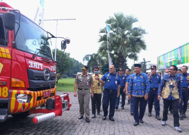 Janji Beri Dukungan :  Direktur BPMK Dirjen Admininstrasi Kewilayahan Kemendagri, Edy Suharmanto (kanan) didampingi Sekretaris Daerah (Sekda) Gresik, Achmad Wasil Miftahul Rohman dan Kepala Dinas Damkarla Gresik, Agustin Halomoan Sinaga meninjau fasilitas
