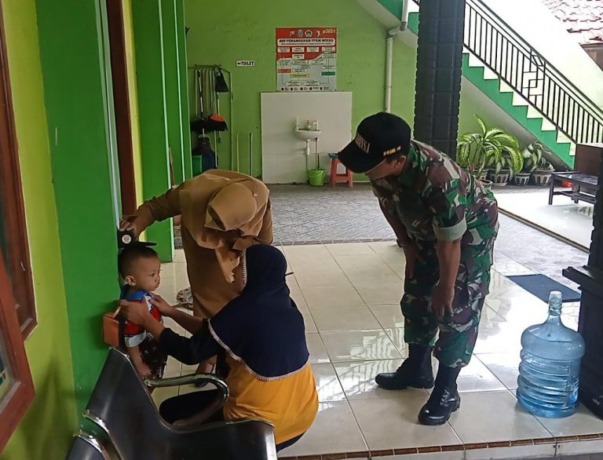 PENGECEKAN : Anggota Babinsa Koramil Cerme didampingi Pertugas Puskesmas Cerme saat pengecekan terhadap balita untuk mencegah stunting di Kecamatan Cerme, Senin (21/11). (Ist/Radar Gresik)