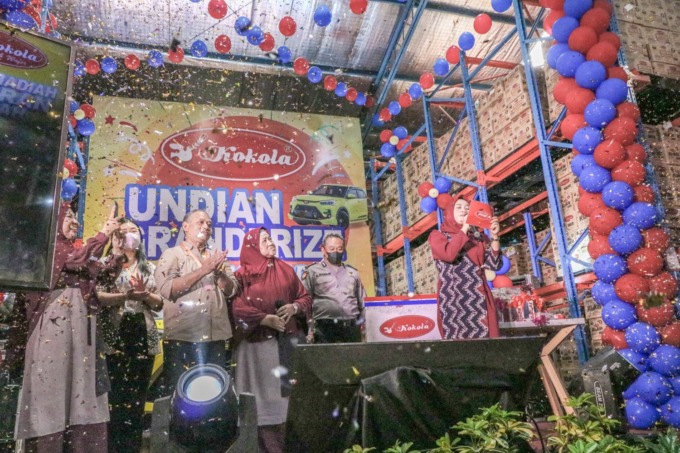PT. Mega Global Food Industry (Kokola Group) mengumumkan pemenang periode akhir Program Kokola Hujan Hadiah Milyaran Rupiah. (Ist/Radar Gresik)