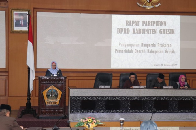 PAPARAN: Wabup Gresik Aminatun Habibah saat menyampaikan rencana perubahan perda modal dasar dan penyertaan modal Perumda Giri Tirta. (Rofiq/Radar Gresik)