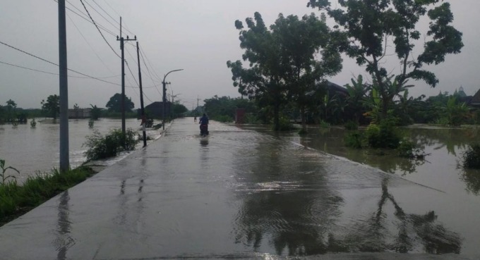 TERENDAM: Sejumlah Jalan di Gresik selatan terendam banjir karena intensitas hujan tinggi serta luapan Kali Lamong.  (Ist./Radar Gresik)