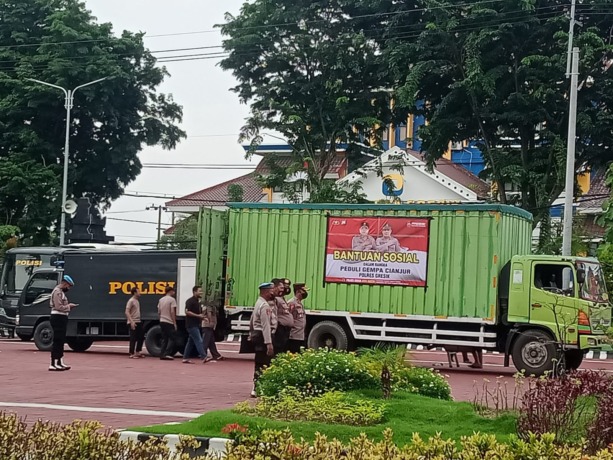 PEDULI: Polres Gresik mengirimkan satu truk berisi 1.500 paket sembako untuk korban gempa di Cianjur, Jawa Barat, Kamis (24/11). (Ist./Radar Gresik)