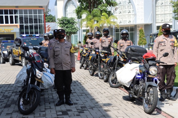 BAGIKAN BANSOS: Jajaran Bhabinkamtibmas Polres Gresik siap menyaluran Bansos sembako kepada warga di wilayah Kabupaten Gresik. (Ist./Radar Gresik)