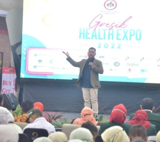 PENUHI TENAGA KESEHATAN: Bupati Gresik Fandi Akhmad Yani menjelaskan tentang pemenuhan kebutuhan dokter untuk warga di Bawean.