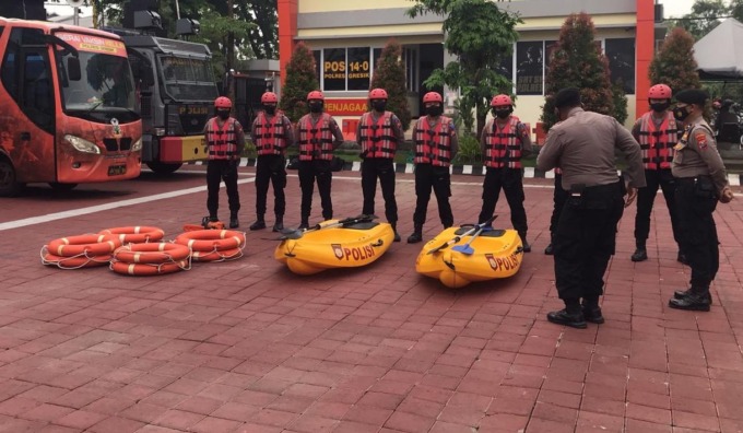 DILATIH: Kasat Samapta Polres Gresik Akp Sugeng saat melakukan latihan rescue bersama anggotanya di halaman Mapolres Gresik.  (Ist./Radar Gresik)