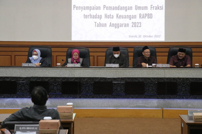 PAPARAN: Ketua Fraksi PKB Syahrul Munir saat membacakan pemandangan umumnya terhadap R-APBD 2023. (Rofiq/Radar Gresik)