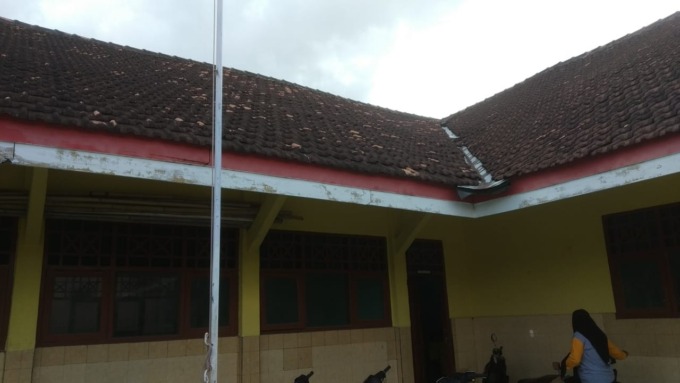 BANGUNAN TUA: Salah satu sekolah di Bawean yang telah berusia puluhan tahun mengalami sejumlah kerusakan bangunan dan mulai diperbaiki Dispendik. (Ist/Radar Gresik)
