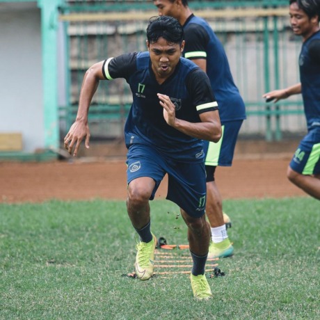 ISTIMEWA : Para pemain Gresik United melakukan latihan fisik. (Ist./Radar Gresik)