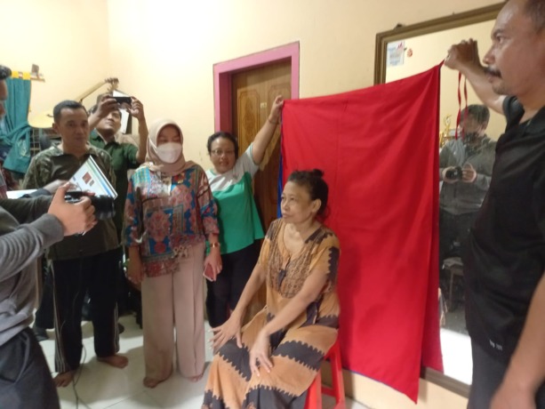 PEREKAMAN E-KTP: Pegawai Dinsos dan Disdukcapil saat hunting perekaman e-KTP ODGJ dan Penyandang Disabilitas.  (Foto : Yudhi/Radar Gresik)