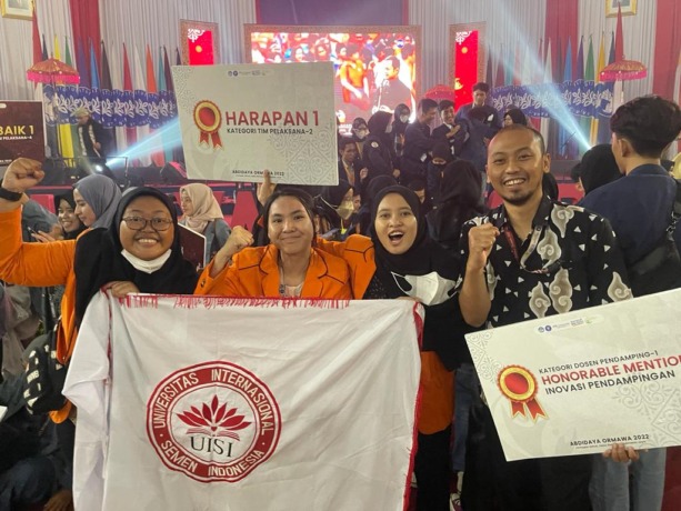 UISI RAIH PENGHARGAAN : Tim PPK Ormawa HIMATRIAN UISI menyabet dua penghargaan dalam 2 kategori yaitu Penganugerahan Honorable Mention Inovasi Pendampingan serta Juara Harapan 1 kategori Tim Pelaksana. (Ist./Radar Gresik)
