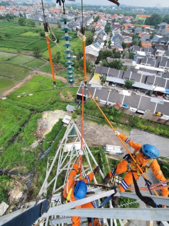 PEMELIHARAAN: Tim PDKB PLN UPT Gresik saat melakukan pemeliharaan infrastruktur kelistrikan. (Ist./Radar Gresik)