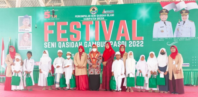 Wakil Bupati Gresik Hj. Aminatun Habibah bersama Ketua umum PASQI Gresik Sa