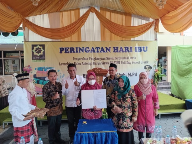 Wakil Bupati Gresik Hj. AMINATUN habibah melaunching buku antologi karya siswa SD YIMI dalam peringatan Hari Ibu. (Riri/Radar Gresik)