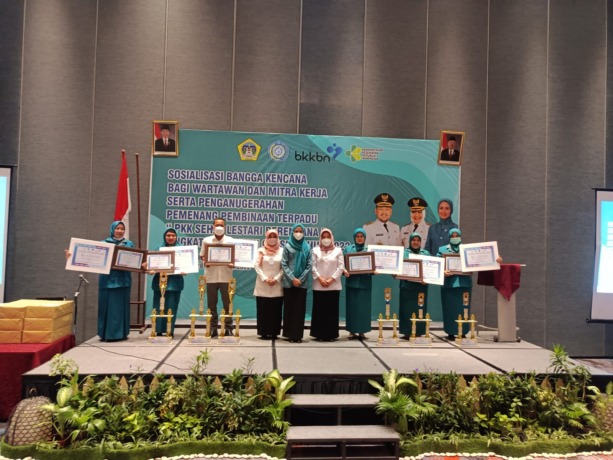 APRESIASI: Ketua TP PKK Kabupaten Gresik Nurul Haromaini, Plt Dinas KBP3A dr Ummi Khoiroh dan Kepala Dinas Kesehatan Gresik dr Mukhibatul Khusna memberikan penghargaan kepada pemenang lomba Bangga Kencana. (Riri/Radar Gresik)