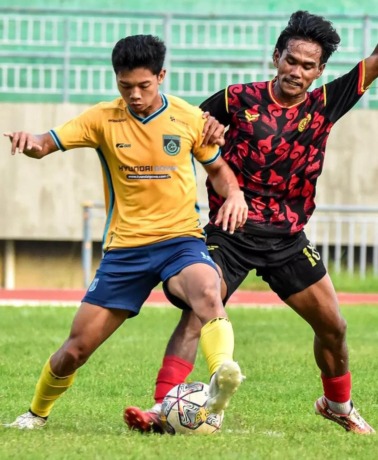 BERLATIH : Salah satu GU saat berebut bola dengan pemain Persis Solo dalam laga uji coba di Stadion Gelora Joko Samudro, Senin (12/11).  (Ist./Radar Gresik)