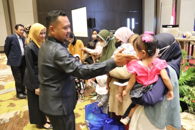Bupati Gresik Fandi Akhmad Yani menyapa para balita saat pelantikan pengurus IKA Unair di Aston Inn Gresik kemarin. (Ist/Radar Gresik)