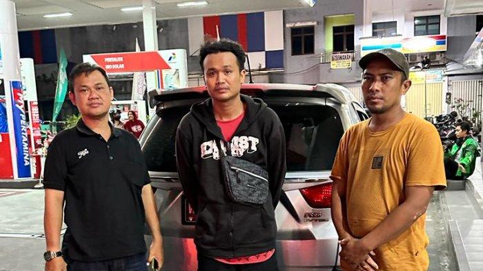 DITANGKAP : Pelaku Totok Sugiarto saat ditangkap oleh anggota Satreskrim Polsek Driyorejo di Semarang. (YUDHI/RADAR GRESIK)